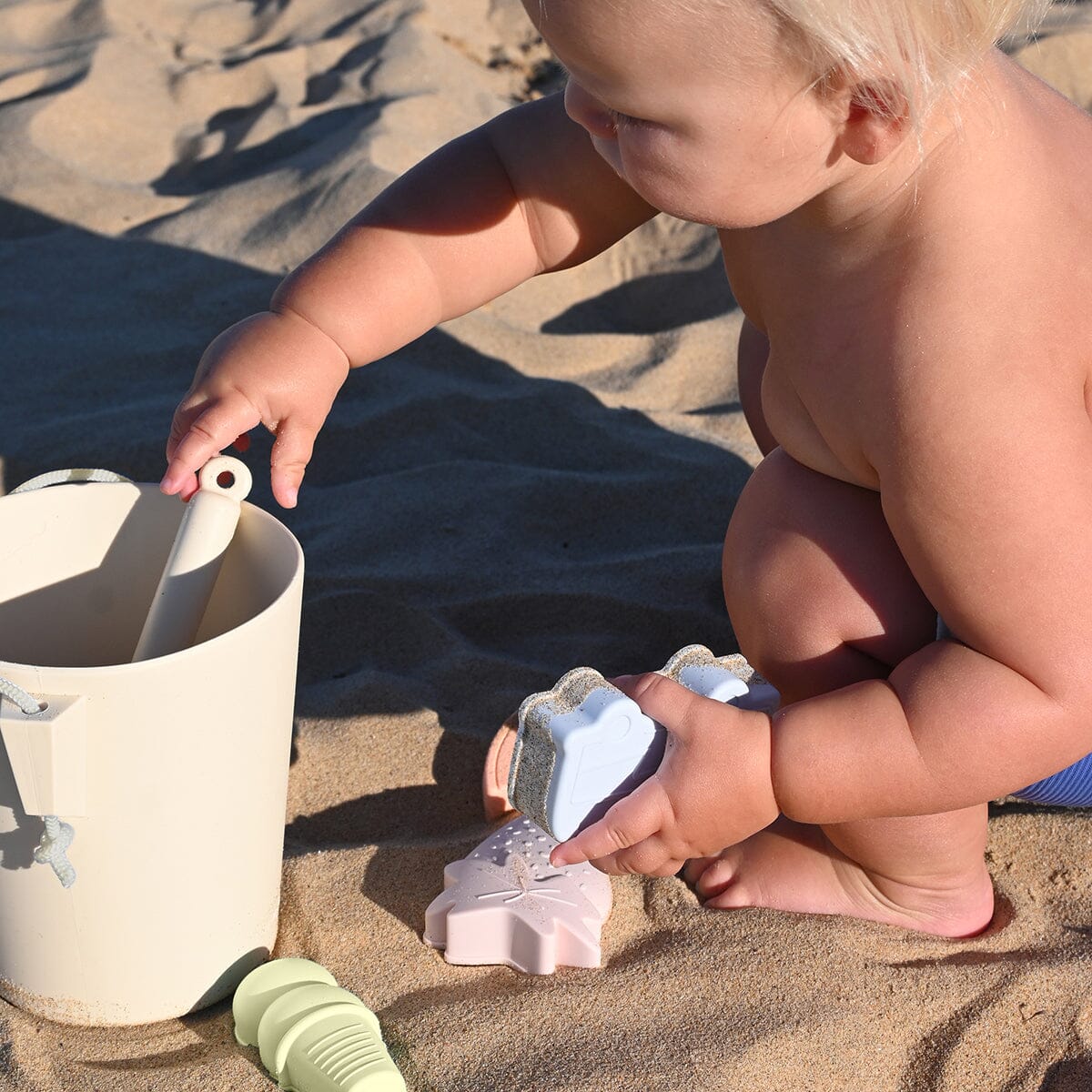 SUNNYLiFE - Silicone Bucket & Spade Set Apple Sorbet CUTENESS Sunnylife